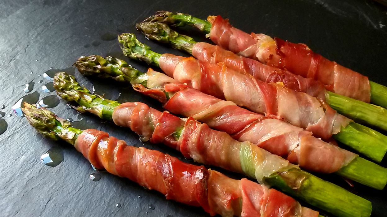 ESPARRAGOS ENVUELTOS EN TOCINO: EL BOCADO PERFECTO PARA SORPRENDER 🥓🌿💜